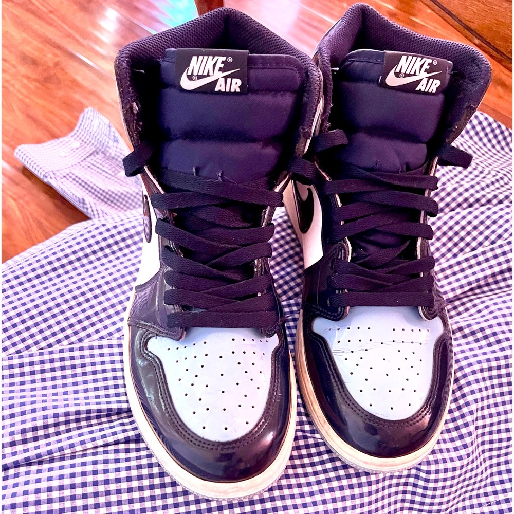 USED WOMANS JORDAN 1’S RETRO. NO BOX. AUTHENTIC.